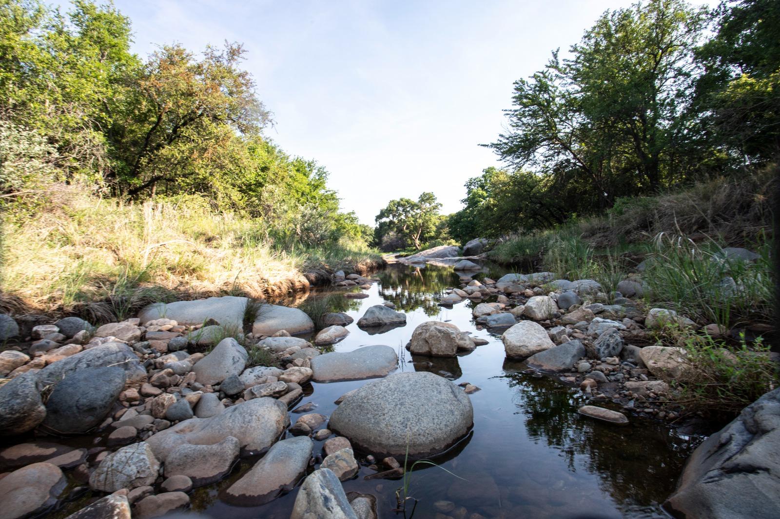 Río entre rocas en las montañas de Limpopo