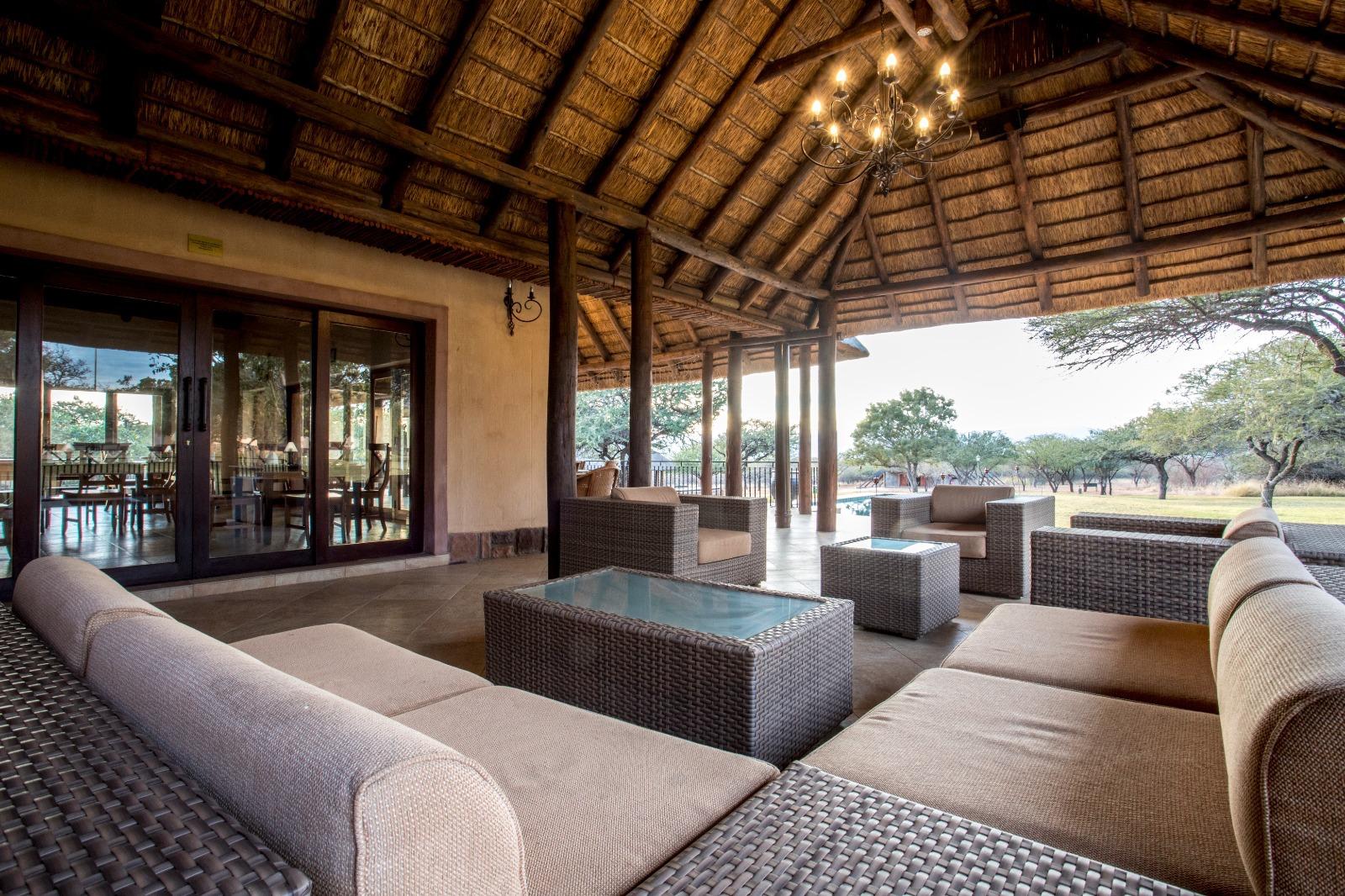Salón exterior del Lodge con vistas al bush africano