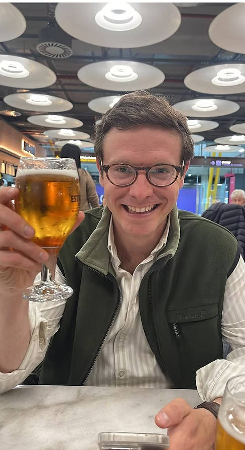 @San.tierno tomando una cerveza en el aeropuerto antes de partir