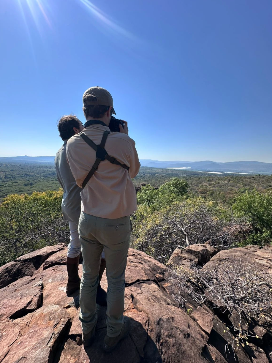 Fotografiando el valle desde lo alto de las rocas